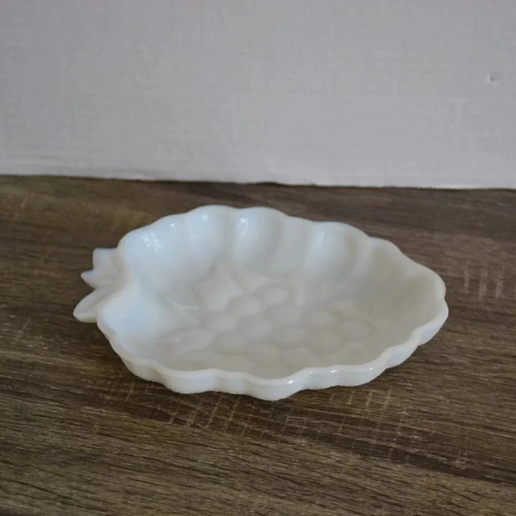 Vtg Milk Glass Grape  Shaped Bowl - Picture 2 of 6